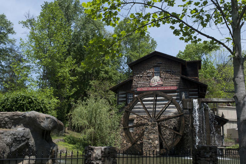 What Is Dollywood’s Grist Mill Cinnamon Bread?, What Makes This Cinnamon Bread Special?, How To Get The Cinnamon Bread Without A Long Wait, What Other Can't-Miss Foods Does Dollywood Have?
