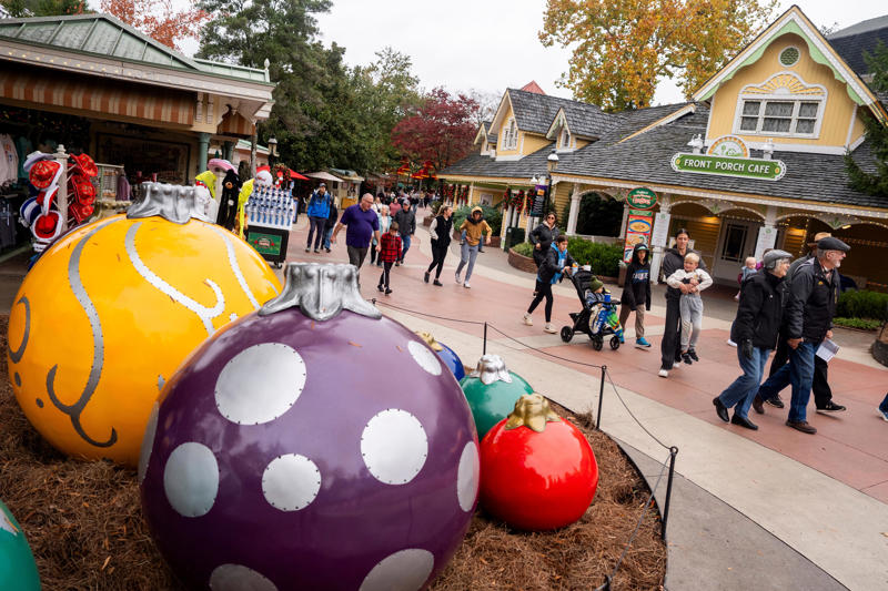 How much does it cost to go to Dollywood or Disney World?, Rides and attractions, Shows and entertainment at Dollywood and Disney World, Dining at Dollywood and Disney World, Holiday and seasonal events, Dollywood and Disney resorts, Is Dollywood or Disney World the best fit for you?