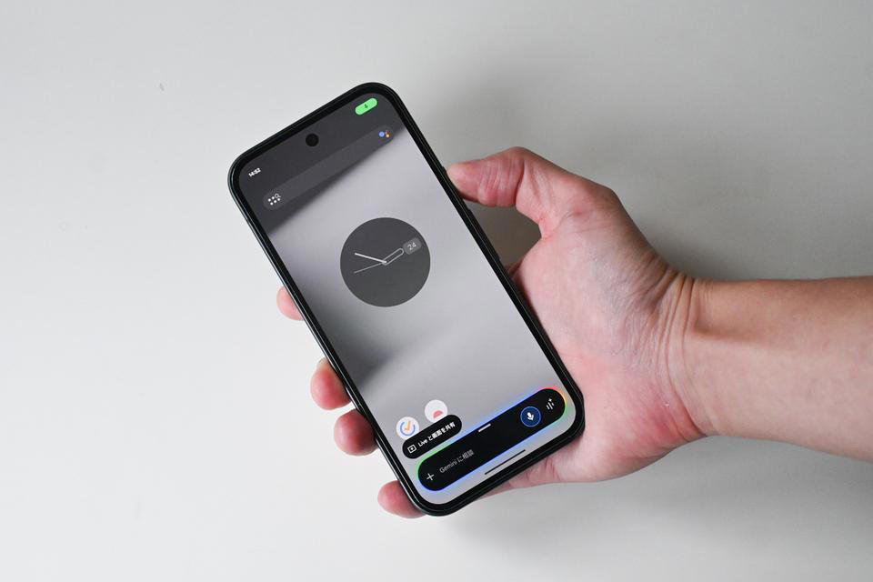 Google「Pixel 9a」がおすすめな理由, Pixelだけで使えるオンデバイスGeminiが便利！, 大容量バッテリーで、モバイルバッテリー要らず, カメラが出っ張らないシンプルなデザインも◎, 一部9aでは使えないAI機能もある
