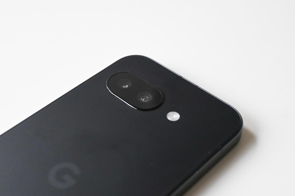 Google「Pixel 9a」がおすすめな理由, Pixelだけで使えるオンデバイスGeminiが便利！, 大容量バッテリーで、モバイルバッテリー要らず, カメラが出っ張らないシンプルなデザインも◎, 一部9aでは使えないAI機能もある