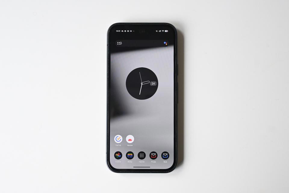 Google「Pixel 9a」がおすすめな理由, Pixelだけで使えるオンデバイスGeminiが便利！, 大容量バッテリーで、モバイルバッテリー要らず, カメラが出っ張らないシンプルなデザインも◎, 一部9aでは使えないAI機能もある