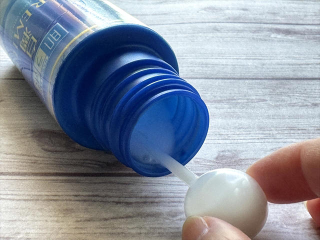 少量の化粧品を持ち運べる！セリアの「スポイトボトル」, 化粧品をいろいろ詰め替えてみた, ほかの小分け容器との比較・使い分けは？, 旅行や出張など少量の持ち歩きに便利