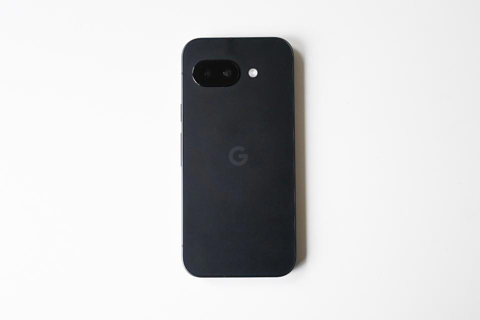Google「Pixel 9a」がおすすめな理由, Pixelだけで使えるオンデバイスGeminiが便利！, 大容量バッテリーで、モバイルバッテリー要らず, カメラが出っ張らないシンプルなデザインも◎, 一部9aでは使えないAI機能もある