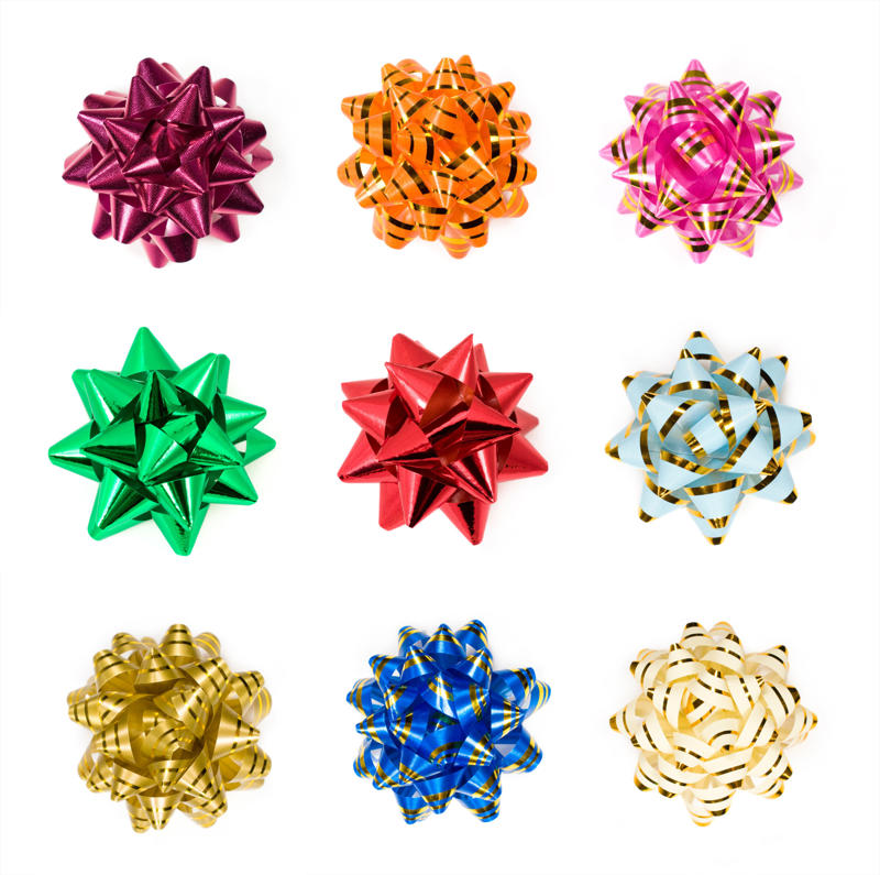 Bows 30 DIY Christmas decorations made from everyday objects, Clothespins, Wool blankets, Paint chips, Wine corks, Candy canes, Deck of cards, Pinecones, Sheet music, Cookie cutters, Pennant flags, Blanket scarfs, Magazines, Jam jars, Mason jars, Branches, Christmas light bulbs, Toilet paper rolls, Christmas cards, Envelopes, Salt shakers, Wrapping paper, Coffee filters