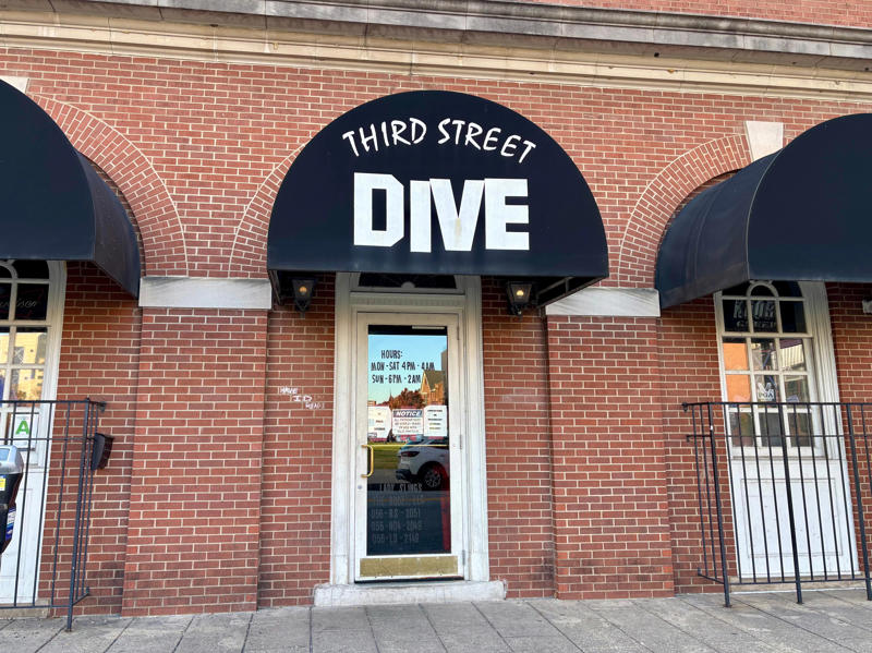 Air Devil's Inn, Bambi Bar, Joe's Older Than Dirt, Magnolia Bar, The Outlook Inn, Seidenfaden's, Third Street Dive, The Pearl, Smyrna Inn