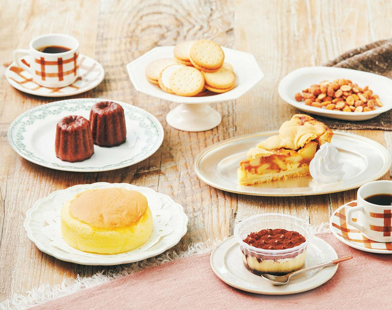 コスパもクオリティも抜群！カルディ＆業務スーパーの絶品スイーツ6つ, 1：甘味と塩味のバランスが絶妙なピーナッツ菓子, 2：豆乳クリームのサンドビスケットは優しい味わい, 3：レンジひとつで簡単！カラメルの効いた本格カヌレ, 現地から直輸入されるアップルパイは、パーティにもおすすめ, 香り豊かで、濃厚な味わいの冷凍ティラミス, 台湾カステラを自宅でも。ふわふわ＆しっとり、なめらかな口どけ