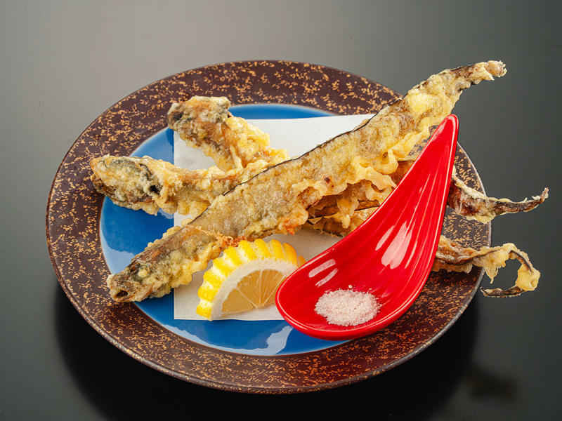 「幻魚」はどんな魚？, 幻魚を使った絶品グルメを堪能♪, ①幻魚天ぷら丼／1,100円, ②幻魚天ぷら盛り合わせ／550円, ③幻魚干物天ぷら／550円, 見て学べる「幻魚紹介コーナー」も！, 名立の味をお土産に！オンラインショップもチェック♪, アクセス＆イベント情報