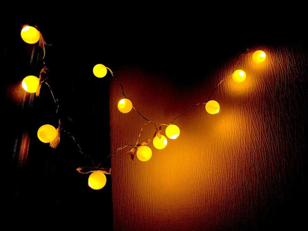 ダイソーで買えるライトおすすめ8選, 【1】ランタンライト, 【2】プラネタリウムライト［スター］, 【3】充電式スケルトンライト, 【4】LEDキャンドルライト2P, 【5】スマホLEDリングライト（WH）, 【6】LEDワイヤーライト, 【7】テープライト, 【8】握ると点くライト, ハピキャン編集部メンバーに聞いた！ダイソーのライトの使い心地, ダイソーのライトのおしゃれな活用術, 手軽に雰囲気を出したいなら「テープライト」を活用, 「キャンドルライト」は他のアイテムと組み合わせて使うべし, アレンジを楽しむなら「ワイヤーライト」で, ダイソーでライトを買う際の注意点, 価格により性能が異なる, 電池は別売りの可能性がある, 購入後はすぐに点灯確認をする, キャンプサイトもおしゃれに演出できる！ダイソーのライトがおすすめ