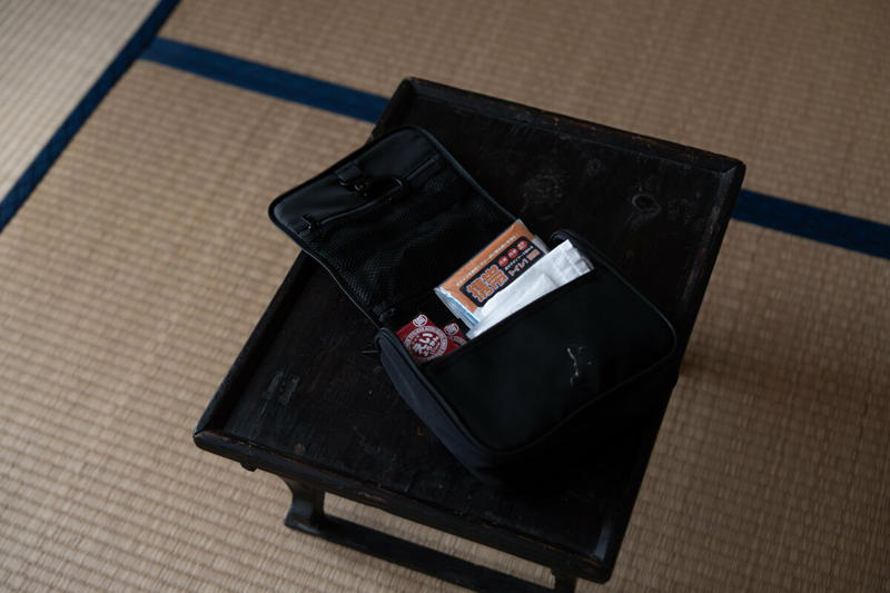 1：使い捨てられるロール状のお掃除シート, 2：バッグの中身が散らからない収納ケース, 3：旅行や非常時に役立つ、つるせるポーチ, 4：耐水なのに温かみを感じるレジャーシート