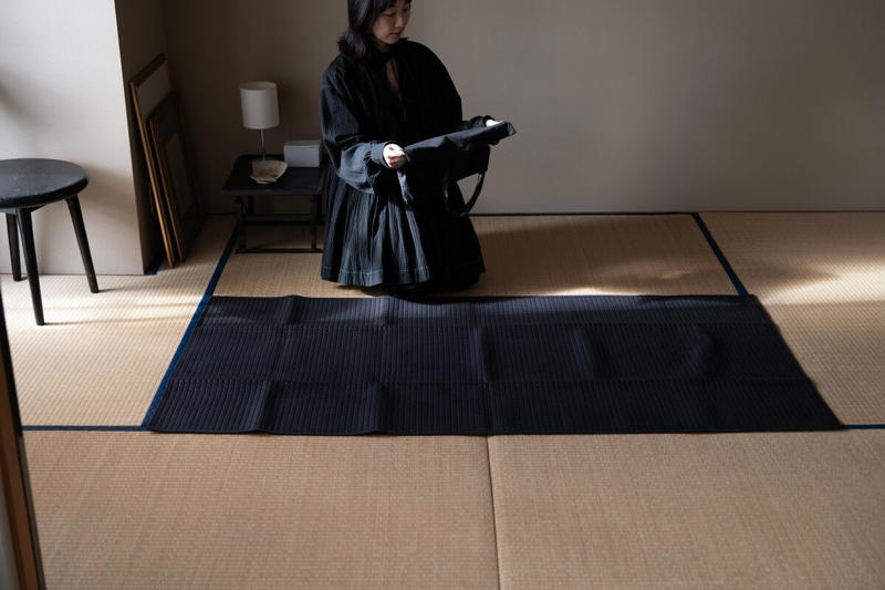 1：使い捨てられるロール状のお掃除シート, 2：バッグの中身が散らからない収納ケース, 3：旅行や非常時に役立つ、つるせるポーチ, 4：耐水なのに温かみを感じるレジャーシート
