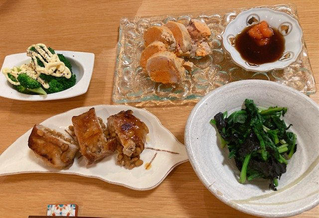 子どもが巣立ち、ひとりごはんの機会が増えた, 野菜は少人数で使いきりやすいものを選ぶ, 好きなお皿を使う思い出とともにいただく満足感, お気に入りのふりかけでお米がすすむ, 夜はゆったりと一品+ワインだけの日も
