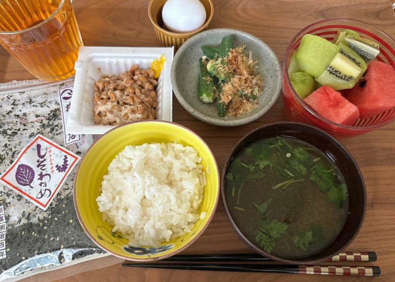 子どもが巣立ち、ひとりごはんの機会が増えた, 野菜は少人数で使いきりやすいものを選ぶ, 好きなお皿を使う思い出とともにいただく満足感, お気に入りのふりかけでお米がすすむ, 夜はゆったりと一品+ワインだけの日も