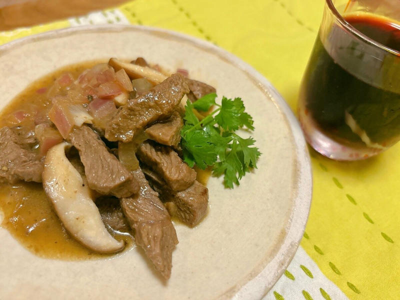 子どもが巣立ち、ひとりごはんの機会が増えた, 野菜は少人数で使いきりやすいものを選ぶ, 好きなお皿を使う思い出とともにいただく満足感, お気に入りのふりかけでお米がすすむ, 夜はゆったりと一品+ワインだけの日も