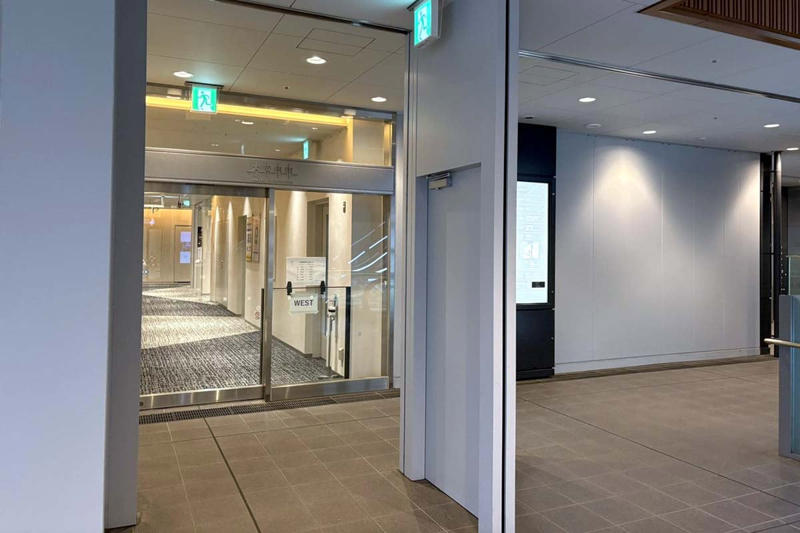 大宮駅周辺の人流と商業集積, 658億円再開発の経緯, 圧迫感の強い商業空間, 利用客との乖離したテナント配置, 公共資金投入の妥当性, テナント交渉の困難, 話題性と競争圧力, 失敗に直面する象徴施設