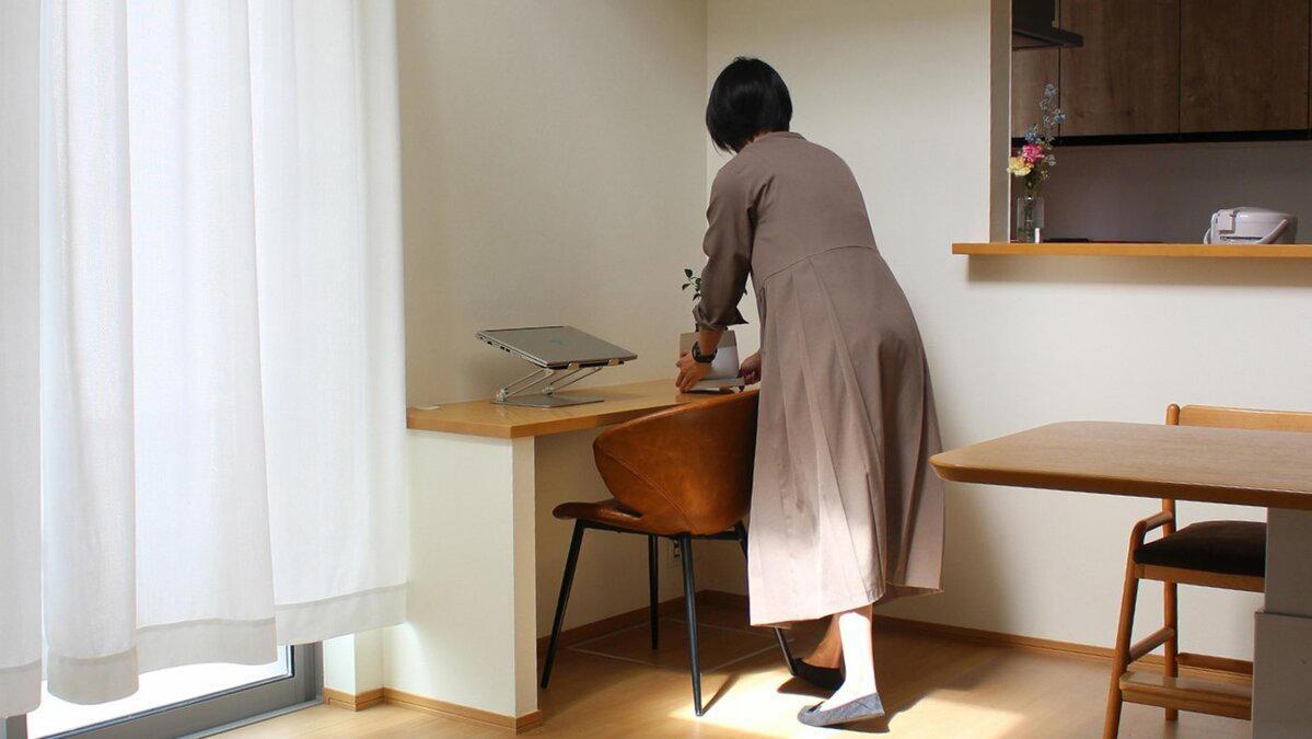 1：まず置くべきものを減らす, 2：床にものを置かない, 3：すぐしまえる場所に、家族もわかる定位置をつくる, 4：ダイニングテーブルの下に引き出しをつける, リビングを整えるには「仕組み化」が大切