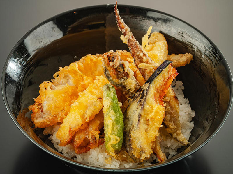 「幻魚」はどんな魚？, 幻魚を使った絶品グルメを堪能♪, ①幻魚天ぷら丼／1,100円, ②幻魚天ぷら盛り合わせ／550円, ③幻魚干物天ぷら／550円, 見て学べる「幻魚紹介コーナー」も！, 名立の味をお土産に！オンラインショップもチェック♪, アクセス＆イベント情報