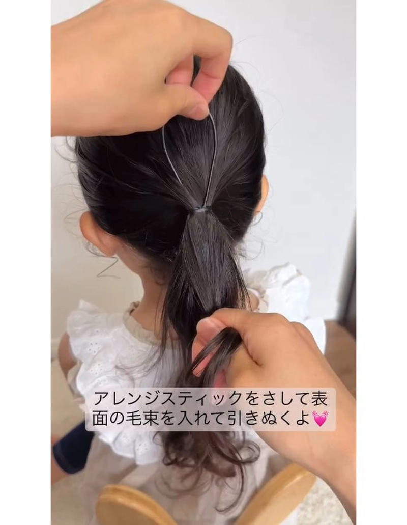 ・髪が細くて量が少ない, ・長時間じっとしていられない, ・髪型が崩れやすい, ・短時間で完成する髪型を選ぶ, ・つけ毛でボリュームアップ, ・子どももお気に入りの髪飾りを使う, ・ボブヘアにもおすすめ♡ゴムだけ・くるりんぱだけで作れるおしゃれサイドアレンジ, ・元気に動いても崩れない♪おしゃれ見えカチューシャアレンジ, ・必要な技術は三つ編みだけ！羊さんみたいな輪っかヘア, ・華やかさUP！上品で可憐な編み込みツイン, ・結ぶだけで完成！動き回っても崩れにくいツインテール, ・ゴムだけでできる！くるりんぱ×三つ編みの上品まとめ髪, ・シュシュタイプのつけ毛で簡単ボリュームアップ！華やかおだんご, ・簡単ゴム隠しでグッとおしゃれに！トレンドの玉ねぎヘア, ・いつもの髪型がひと工夫でゴージャスに♪クロス編みポニーテール, ・ねじるだけで華やか♪ボリューミーなロープ編みおだんごヘア