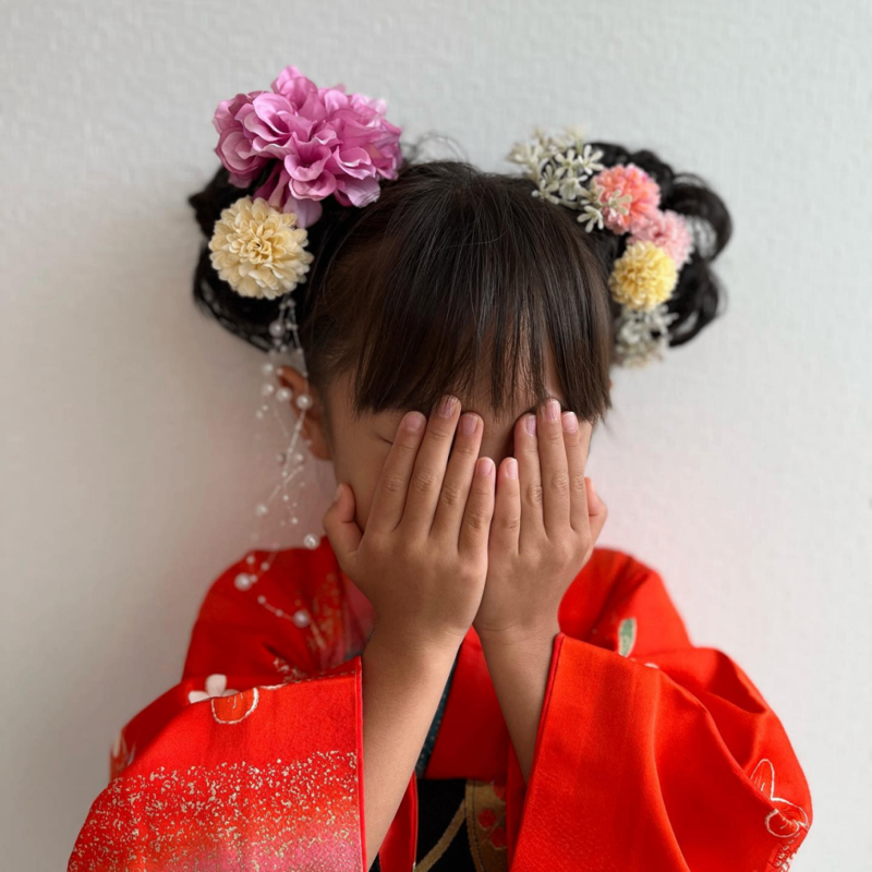 ・髪が細くて量が少ない, ・長時間じっとしていられない, ・髪型が崩れやすい, ・短時間で完成する髪型を選ぶ, ・つけ毛でボリュームアップ, ・子どももお気に入りの髪飾りを使う, ・ボブヘアにもおすすめ♡ゴムだけ・くるりんぱだけで作れるおしゃれサイドアレンジ, ・元気に動いても崩れない♪おしゃれ見えカチューシャアレンジ, ・必要な技術は三つ編みだけ！羊さんみたいな輪っかヘア, ・華やかさUP！上品で可憐な編み込みツイン, ・結ぶだけで完成！動き回っても崩れにくいツインテール, ・ゴムだけでできる！くるりんぱ×三つ編みの上品まとめ髪, ・シュシュタイプのつけ毛で簡単ボリュームアップ！華やかおだんご, ・簡単ゴム隠しでグッとおしゃれに！トレンドの玉ねぎヘア, ・いつもの髪型がひと工夫でゴージャスに♪クロス編みポニーテール, ・ねじるだけで華やか♪ボリューミーなロープ編みおだんごヘア