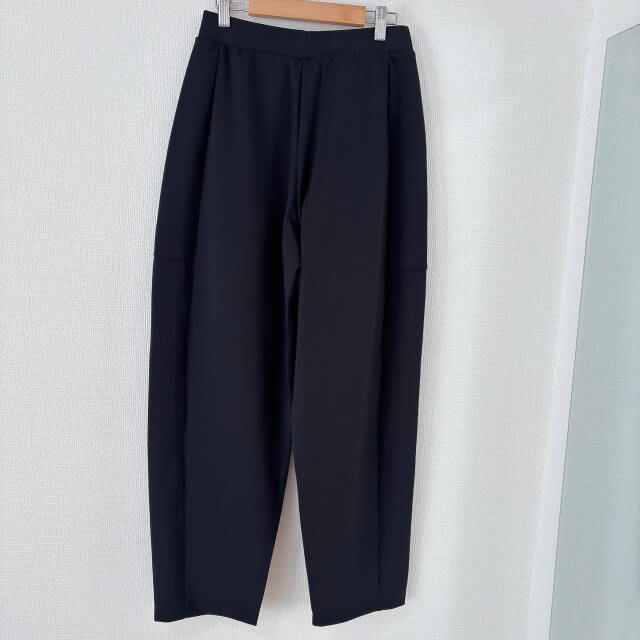 カーブシルエットが今っぽい♪ユニクロ「ドライスウェットカーブパンツ」, ボクシーシルエットのトップスとあわせるのが今っぽい, ブラウスは短丈でスタイルアップ, コンパクトなトップスが◎, ワントーンはTシャツよりもブラウスが◎, モノトーンコーデも短丈でスタイルアップ