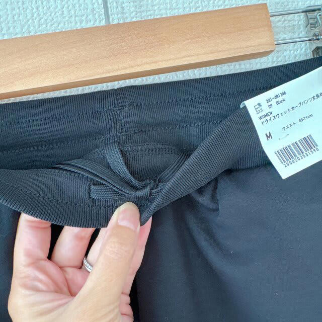 カーブシルエットが今っぽい♪ユニクロ「ドライスウェットカーブパンツ」, ボクシーシルエットのトップスとあわせるのが今っぽい, ブラウスは短丈でスタイルアップ, コンパクトなトップスが◎, ワントーンはTシャツよりもブラウスが◎, モノトーンコーデも短丈でスタイルアップ