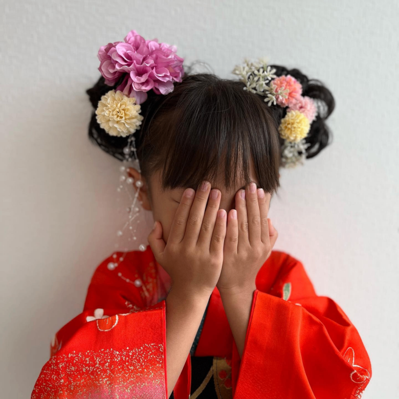 ・髪が細くて量が少ない, ・長時間じっとしていられない, ・髪型が崩れやすい, ・短時間で完成する髪型を選ぶ, ・つけ毛でボリュームアップ, ・子どももお気に入りの髪飾りを使う, ・ボブヘアにもおすすめ♡ゴムだけ・くるりんぱだけで作れるおしゃれサイドアレンジ, ・元気に動いても崩れない♪おしゃれ見えカチューシャアレンジ, ・必要な技術は三つ編みだけ！羊さんみたいな輪っかヘア, ・華やかさUP！上品で可憐な編み込みツイン, ・結ぶだけで完成！動き回っても崩れにくいツインテール, ・ゴムだけでできる！くるりんぱ×三つ編みの上品まとめ髪, ・シュシュタイプのつけ毛で簡単ボリュームアップ！華やかおだんご, ・簡単ゴム隠しでグッとおしゃれに！トレンドの玉ねぎヘア, ・いつもの髪型がひと工夫でゴージャスに♪クロス編みポニーテール, ・ねじるだけで華やか♪ボリューミーなロープ編みおだんごヘア
