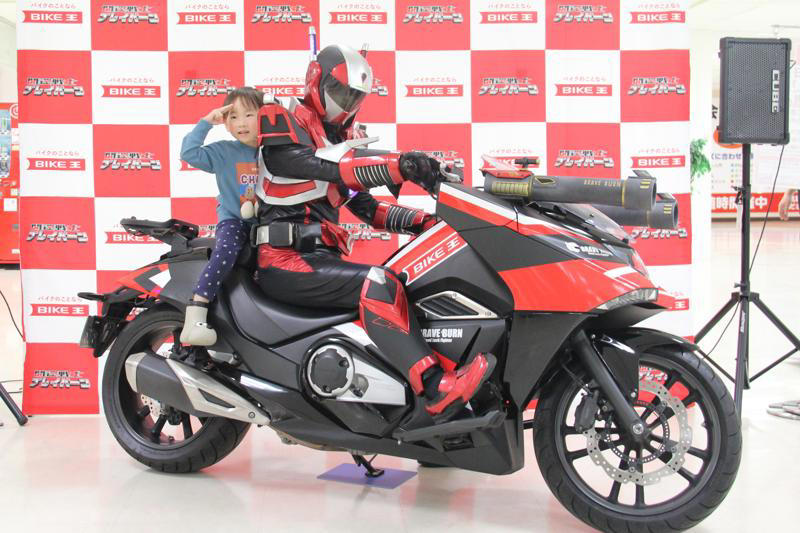 「開運戦士ブレイバーン」 との同盟 （活動支援） の背景, 戦術車両のご紹介, 戦術車両の名前を大募集！キャンペーンを開催中, 開運戦士ブレイバーン とは