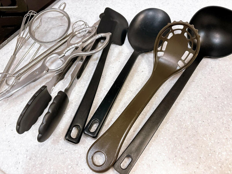 ものが多いキッチンは、調理も掃除もストレス, 「なくても困らなくなった」キッチンから減らしてよかった4つのもの, キッチンからものを減らしてよかったこと4つ, 「当たり前」を手放したら、暮らしがもっとラクになる