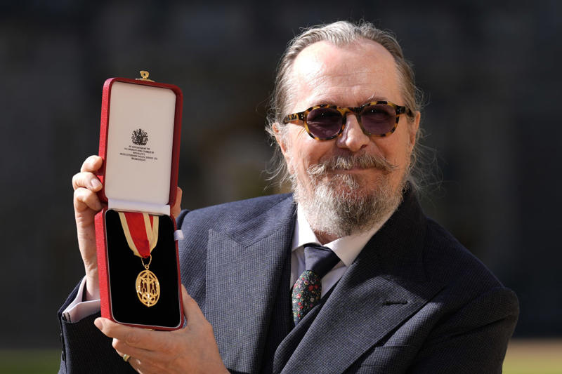 “サー”・ゲイリー・オールドマン, ウィリアム皇太子の冗談, 「じっくり洗ってやりたくなる」, さまざまな役をこなす名優, 『窓際のスパイ』（2022年から配信中）, 『シド・アンド・ナンシー』（1986年）, 『ステート・オブ・グレイス』（1990年）, 『不滅の恋／ベートーヴェン』（1994年）, 『ドラキュラ』（1992年）, 『トゥルー・ロマンス』（1993年）, 『フィフス・エレメント』（1997年）, 『ハンニバル』（2001年）, 『ウィンストン・チャーチル／ヒトラーから世界を救った男』（2017年）, 『ハリー・ポッターとアズカバンの囚人』（2004年）, 『エアフォース・ワン』（1997年）, 『裏切りのサーカス』（2011年）, 『ダークナイト』三部作（2005年、2008年、2012年）, 本人が好きなキャラクターは？