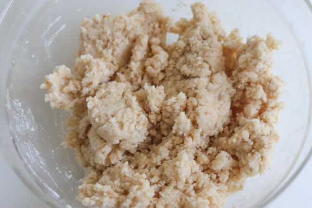 米粉のりんごスコーンの作り方, りんごを角切りにする, りんごを加熱する, 焼き上がりのスコーン