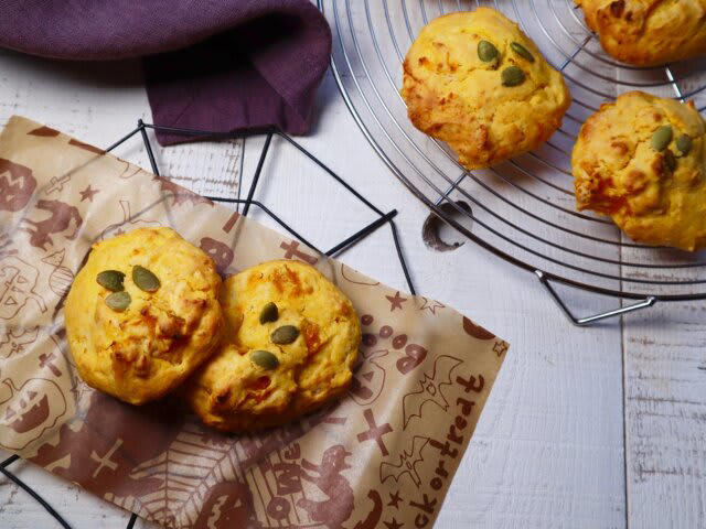 カボチャとオレオのハロウィンカップケーキ, カボチャとオレオのハロウィンカップケーキの材料（マフィンカップ10個分・約225kcal／1個）, カボチャとオレオのハロウィンカップケーキの作り方（調理時間：15分（焼く時間は除く））, かぼちゃとクルミのパウンドケーキ, かぼちゃとクルミのパウンドケーキの材料（18cmパウンドケーキ型1台分・約200kcal／1切れ）, かぼちゃとクルミのパウンドケーキの作り方（調理時間：15分（焼く時間は除く））, かぼちゃのスコーン, かぼちゃのスコーンの材料（6個分・約109 kcal／1個）, かぼちゃのスコーンの作り方（調理時間：20分）, シンプルかぼちゃマフィン, シンプルかぼちゃマフィンの材料（6個分・約180kcal／1個）, シンプルかぼちゃマフィンの作り方（調理時間：20分（焼く時間は除く））, かぼちゃのコロコロドーナツ, かぼちゃのコロコロドーナツの材料（15個分・約70kcal／1個）, かぼちゃのコロコロドーナツの作り方（調理時間：25分（生地を寝かせる時間を除く））