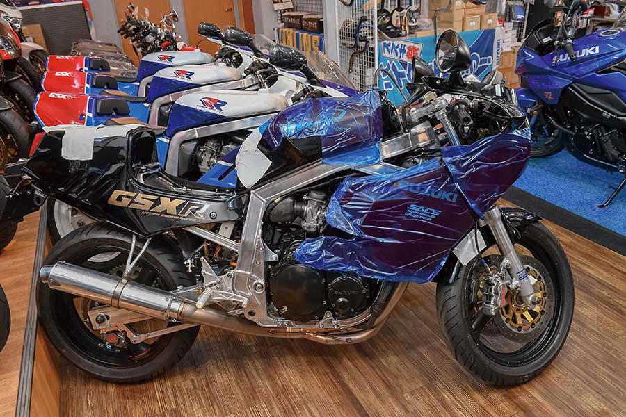 プライベートで現役時代のように組まれたGSX-R, シンプルな油冷の良さと 難しさに向き合っていく, ユーザーに合わせた コンプリートも提供, 初期型GSX-Rにボルトオンできる TG-RUN新作の大容量オイルクーラー, 取材協力：テクニカルガレージRUN, レポート：ヘリテイジ＆レジェンズ編集部