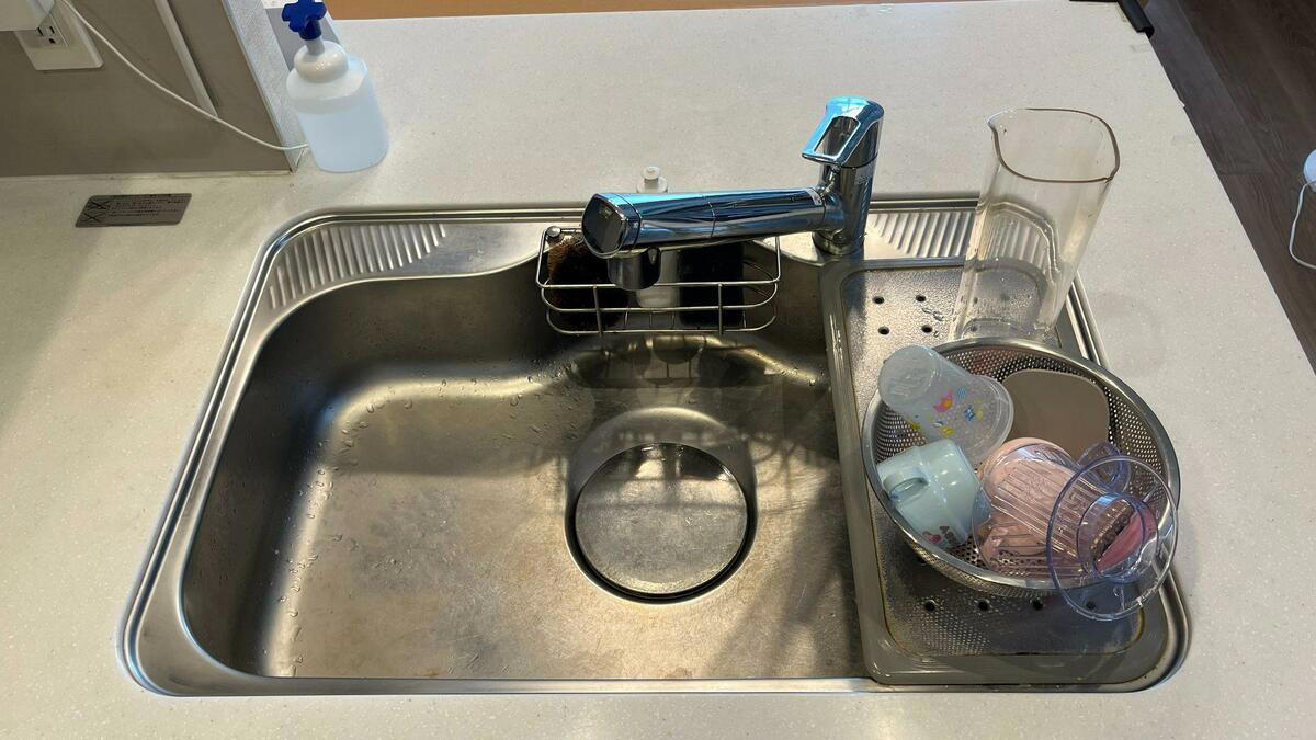 1：水きりカゴをやめた, 2：専用のスポンジをやめた, 3：排水口のフタは「つけたまま」でよかった, キッチンで大切なのは、効率よりも「心地よさ」