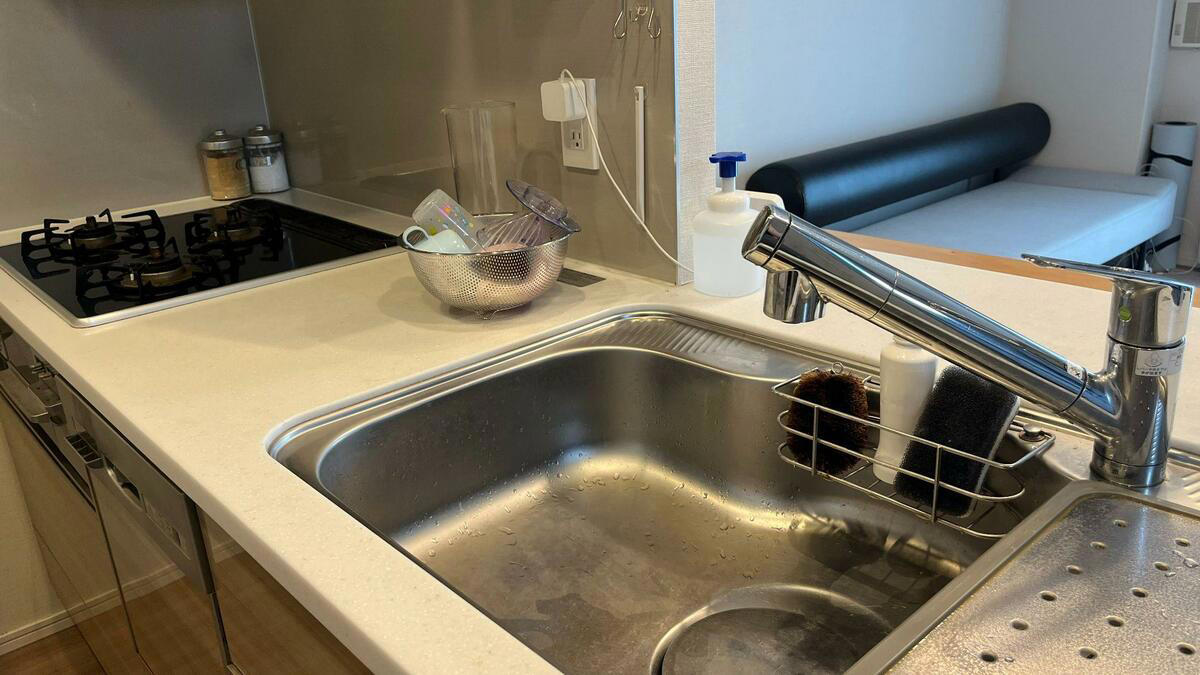 1：水きりカゴをやめた, 2：専用のスポンジをやめた, 3：排水口のフタは「つけたまま」でよかった, キッチンで大切なのは、効率よりも「心地よさ」