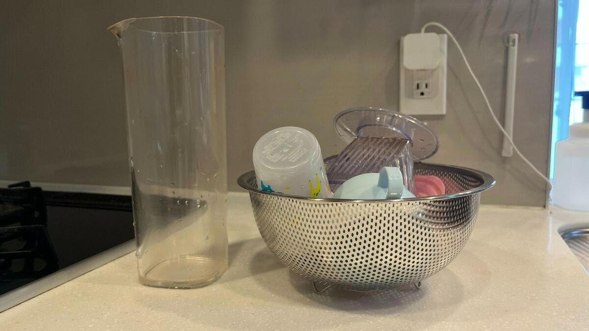 1：水きりカゴをやめた, 2：専用のスポンジをやめた, 3：排水口のフタは「つけたまま」でよかった, キッチンで大切なのは、効率よりも「心地よさ」