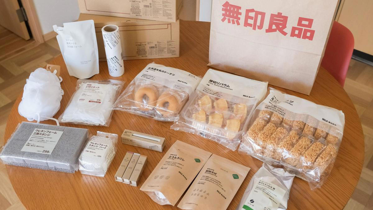 眠りのスイッチを入れてくれる、夜の定番のアロマオイル（dada）, 周囲でも愛用者が多い、お手頃な羽毛布団（菅野照子）, 惜しみなく洗い替えできるヘアバンドを探して、たどりついたアイテム（mio）, 北海道在住のわたしが寒い時期にガシガシ使っているソックス（山崎 舞）, 短期間でリピ買い。ガシガシ使えるけど風合いのあるお皿（浅田よわ美）
