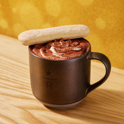 ドルチェのようなビバレッジを堪能, メインバーで味わう「バレルエイジド ティラミス ラテ」, ショートケーキをイメージした「ジョイフル メドレー クリーム ティー ラテ with ストロベリー」, お酒として楽しむ「クランベリー ブリスバー」, 冬の贅沢な夜を堪能するディナーセット