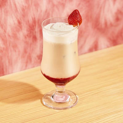 ドルチェのようなビバレッジを堪能, メインバーで味わう「バレルエイジド ティラミス ラテ」, ショートケーキをイメージした「ジョイフル メドレー クリーム ティー ラテ with ストロベリー」, お酒として楽しむ「クランベリー ブリスバー」, 冬の贅沢な夜を堪能するディナーセット