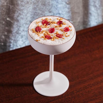 ドルチェのようなビバレッジを堪能, メインバーで味わう「バレルエイジド ティラミス ラテ」, ショートケーキをイメージした「ジョイフル メドレー クリーム ティー ラテ with ストロベリー」, お酒として楽しむ「クランベリー ブリスバー」, 冬の贅沢な夜を堪能するディナーセット