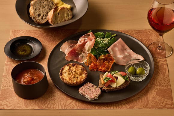 ドルチェのようなビバレッジを堪能, メインバーで味わう「バレルエイジド ティラミス ラテ」, ショートケーキをイメージした「ジョイフル メドレー クリーム ティー ラテ with ストロベリー」, お酒として楽しむ「クランベリー ブリスバー」, 冬の贅沢な夜を堪能するディナーセット