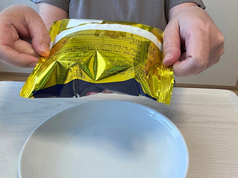 シュークリームが食べやすくなる方法, シュークリームを袋に入れたまま持ち、ひっくり返します, 表に返して取り出します, 「逆さまにして振るだけ」で食べやすくなる