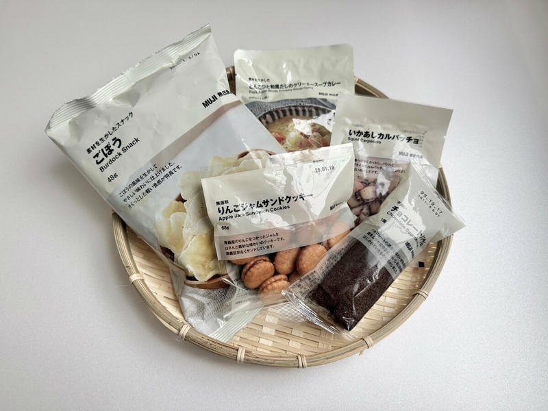 1：優しい甘さでおやつ時間にぴったり。リンゴジャムのクッキー, 2：人気シリーズのなかでの隠れた名品！とんこつ味のスープカレー, 3：カルパッチョ風味のイカのおつまみは、副菜にもなる, 4：かむほどにうま味広がる、ゴボウチップス, 5：王道バウムクーヘンは、一度は食べてほしい名品！