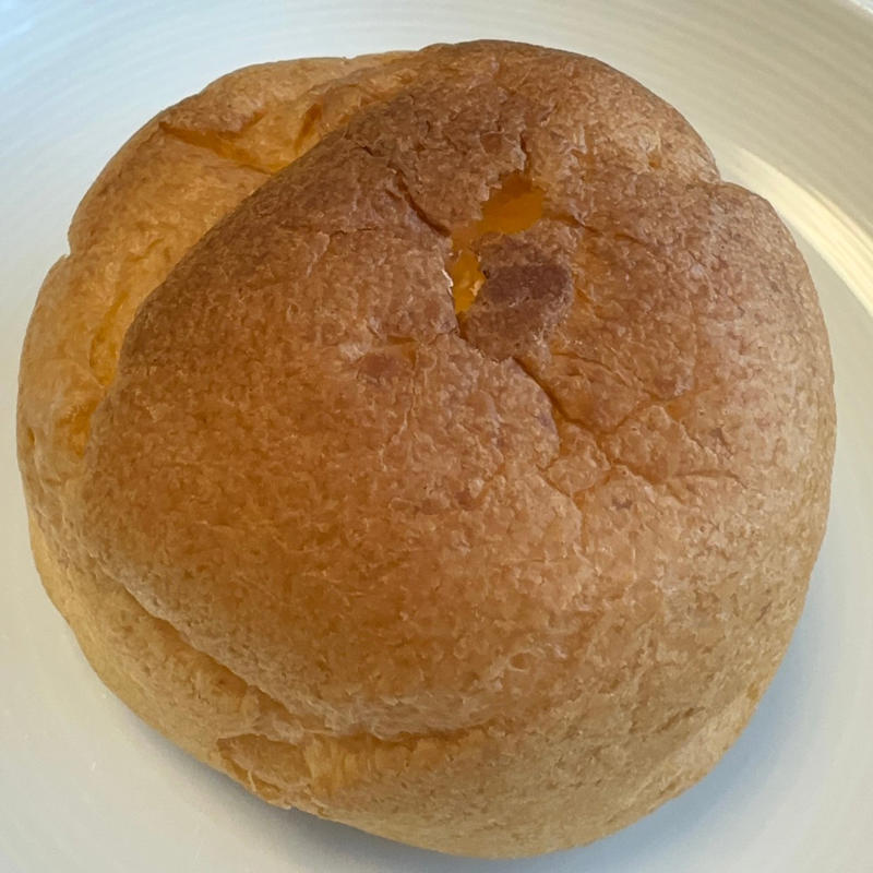 シュークリームが食べやすくなる方法, シュークリームを袋に入れたまま持ち、ひっくり返します, 表に返して取り出します, 「逆さまにして振るだけ」で食べやすくなる