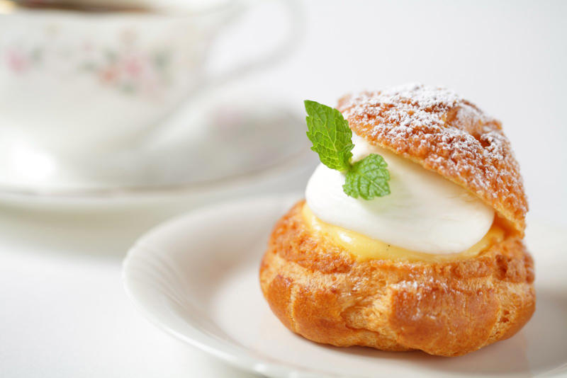 シュークリームが食べやすくなる方法, シュークリームを袋に入れたまま持ち、ひっくり返します, 表に返して取り出します, 「逆さまにして振るだけ」で食べやすくなる