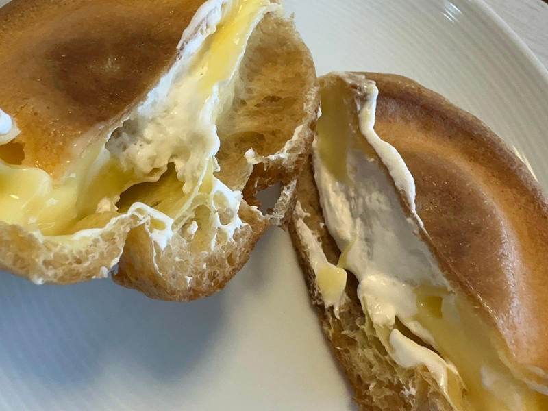 シュークリームが食べやすくなる方法, シュークリームを袋に入れたまま持ち、ひっくり返します, 表に返して取り出します, 「逆さまにして振るだけ」で食べやすくなる