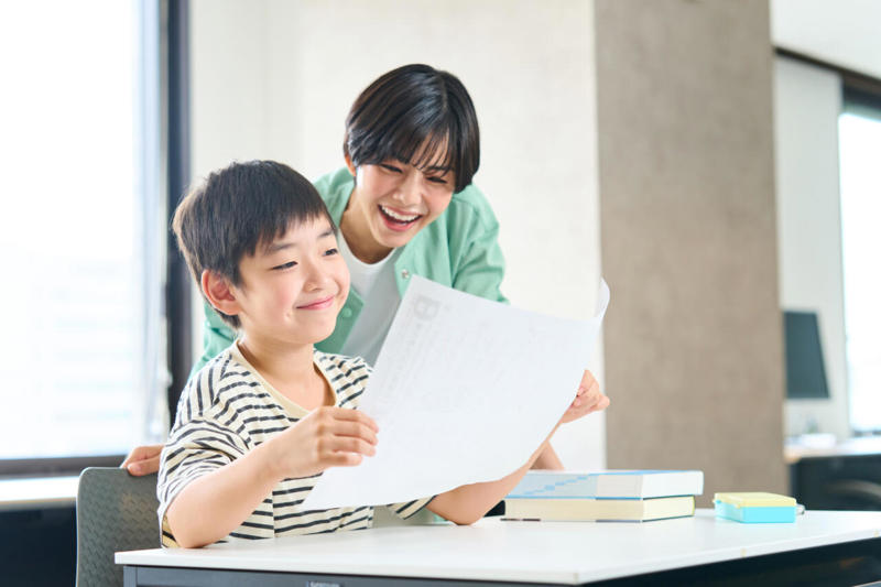 1.子どもが失敗したら自信を無くさないよう励ます, 2.愛情を注いで、できるだけ叱らない, 3.小学校3～4年生くらいまではとにかく自然の中で遊ばせる, 1.子どもをありのまま受け入れ、「あなたは大切な存在だ」というメッセージを伝える, 2.自分の意見や感覚を言語化するトレーニングと相手を理解するトレーニングを同時に行う, 3.目標設定と振り返りにより挑戦を支援する