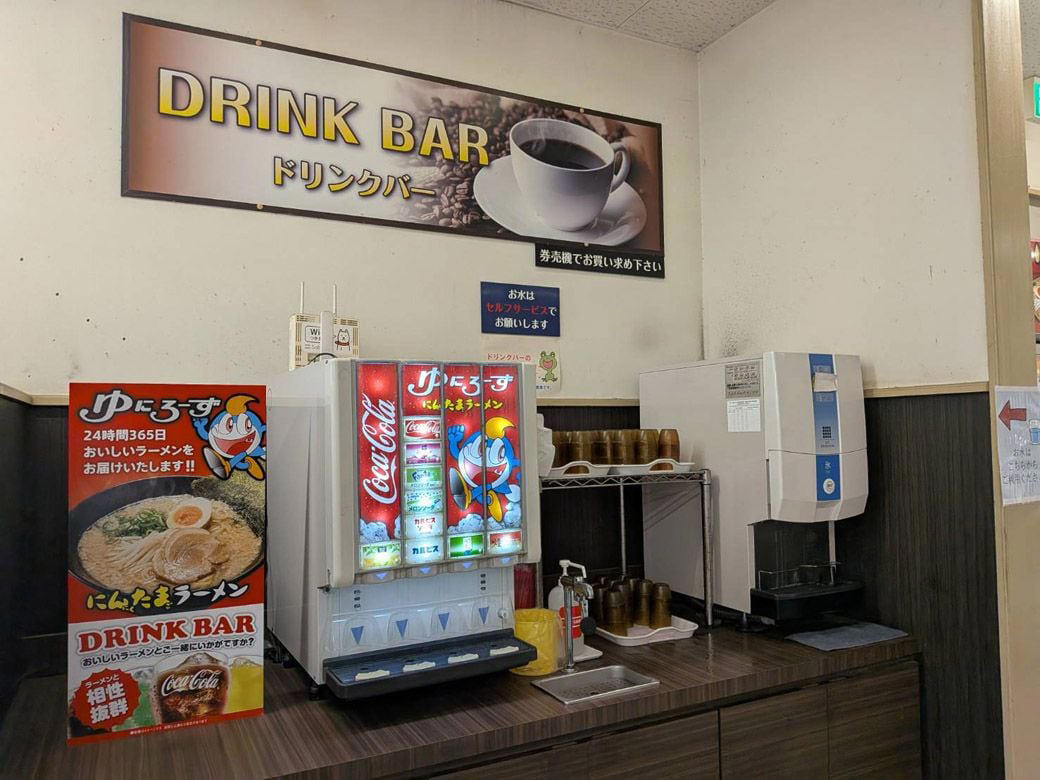 抗いがたい、にんにくの魔力, 一杯1000円を余裕で切るお財布にやさしい価格設定, 平和な大衆食堂で味わう“悪魔”のラーメン, 背脂チャッチャ系かと思いきや…, 老若男女にオススメ、家族連れにもやさしい店内, にんにく対策は万全で, にんにくビジネスの強さ, 提供しているのはラーメンでなく「元気と健康」