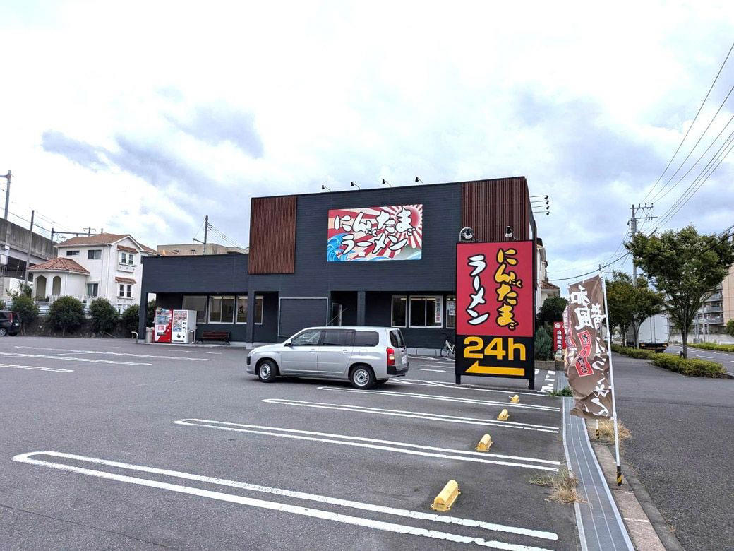 抗いがたい、にんにくの魔力, 一杯1000円を余裕で切るお財布にやさしい価格設定, 平和な大衆食堂で味わう“悪魔”のラーメン, 背脂チャッチャ系かと思いきや…, 老若男女にオススメ、家族連れにもやさしい店内, にんにく対策は万全で, にんにくビジネスの強さ, 提供しているのはラーメンでなく「元気と健康」
