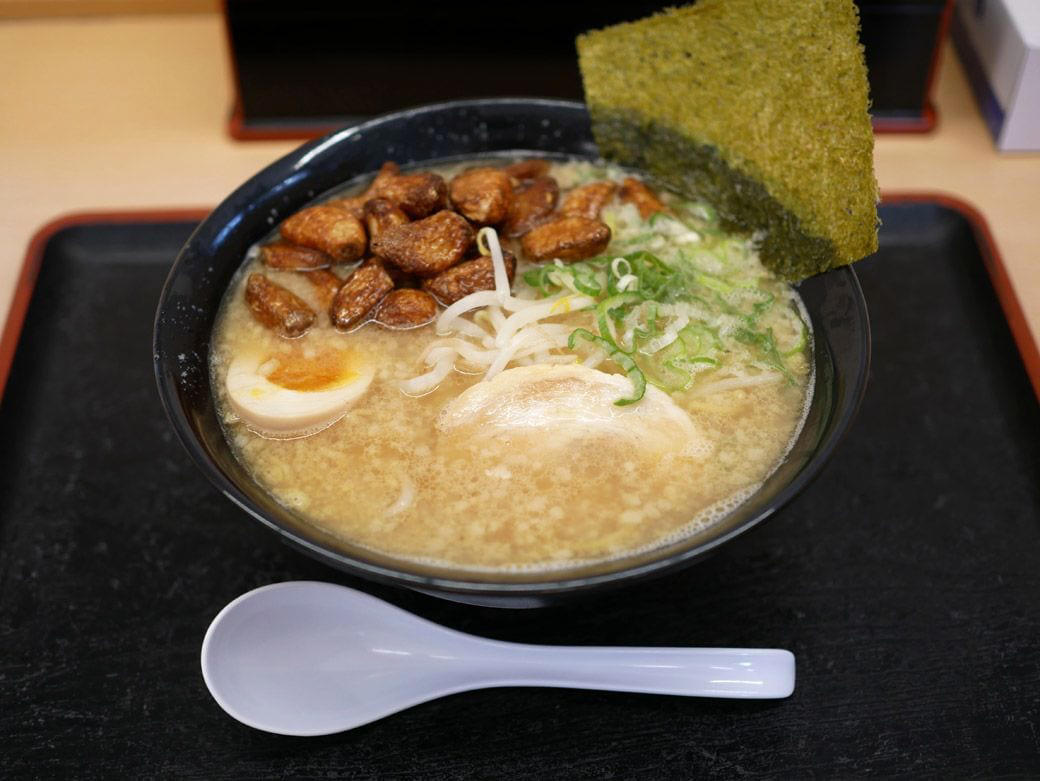 抗いがたい、にんにくの魔力, 一杯1000円を余裕で切るお財布にやさしい価格設定, 平和な大衆食堂で味わう“悪魔”のラーメン, 背脂チャッチャ系かと思いきや…, 老若男女にオススメ、家族連れにもやさしい店内, にんにく対策は万全で, にんにくビジネスの強さ, 提供しているのはラーメンでなく「元気と健康」