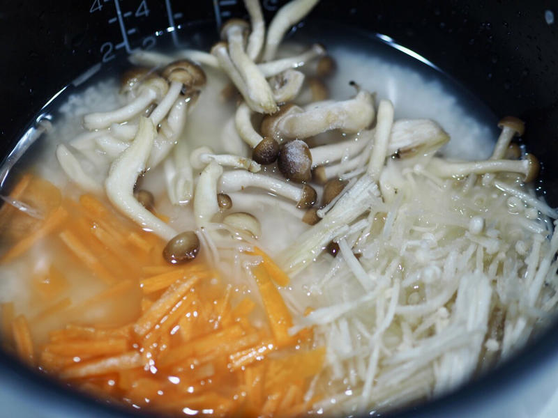 旬の香りで元気をチャージ。秋のキノコは“天然サプリ”, うま味を重ねて塩分控えめでも満足, 低カロリーで腸を整える！「シメジとエノキの炊き込みご飯」, 翌日もおいしい。“冷めても香るご飯”に