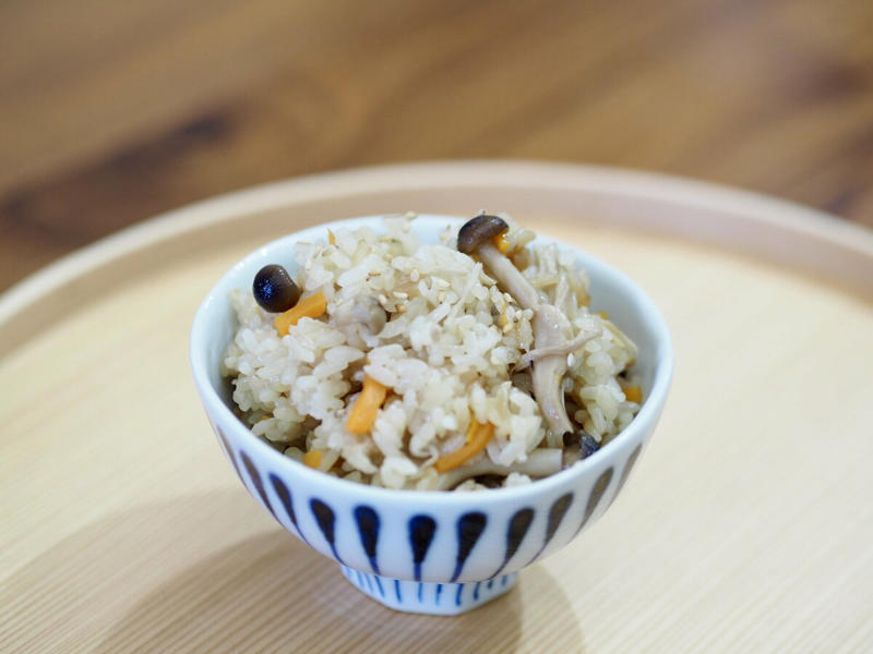 旬の香りで元気をチャージ。秋のキノコは“天然サプリ”, うま味を重ねて塩分控えめでも満足, 低カロリーで腸を整える！「シメジとエノキの炊き込みご飯」, 翌日もおいしい。“冷めても香るご飯”に